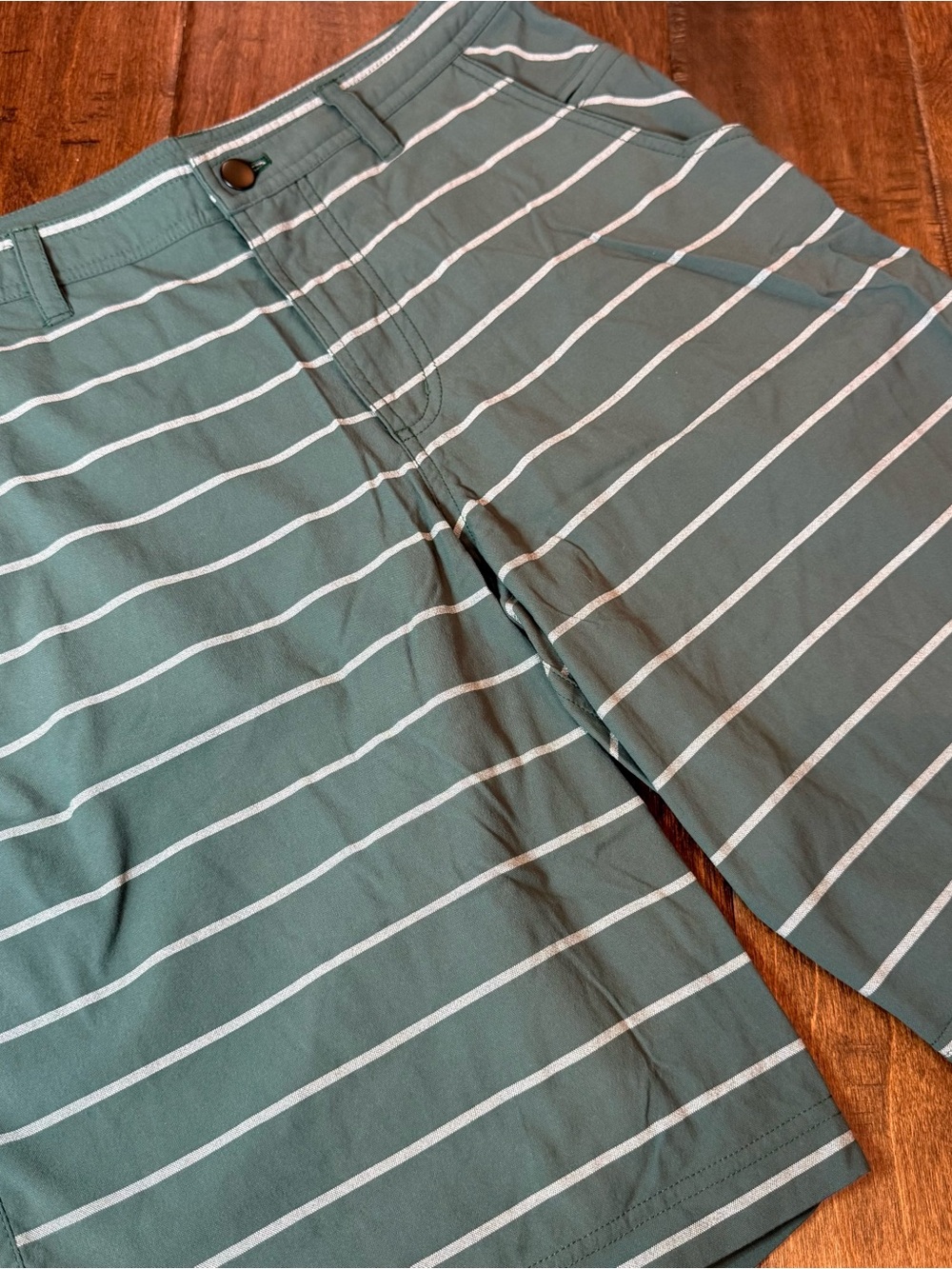 Lululemon Kahuna 2.0 Shorts Green and White Stripe size 32 Golf Athleisure